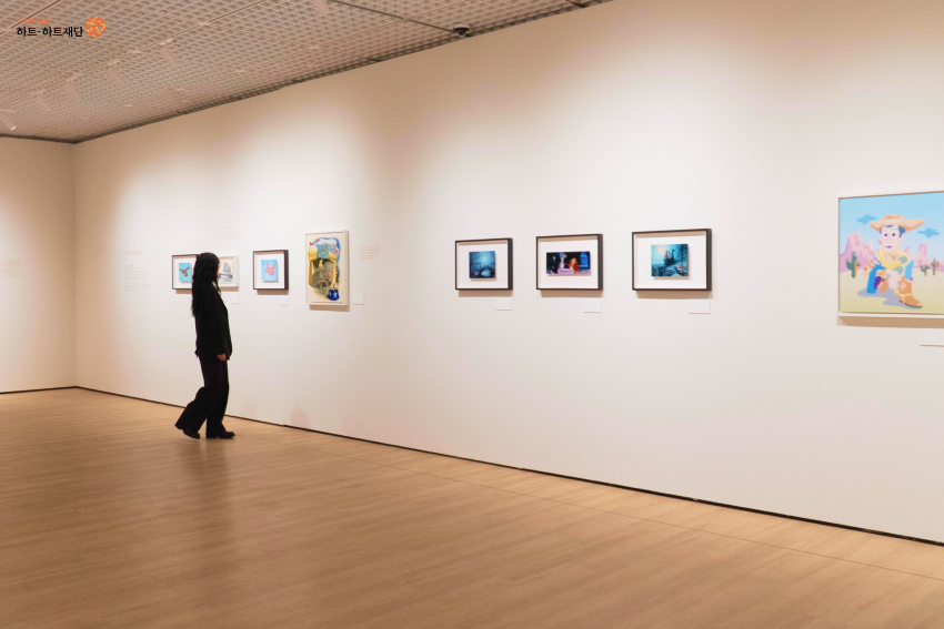 컬렉션관람하는관객사진