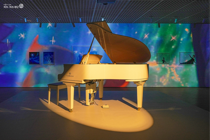 공간에 있는 자동연주 피아노